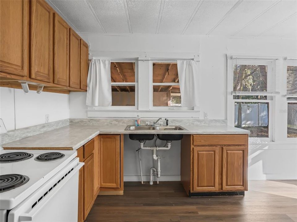 Active With Contract: $79,900 (1 beds, 1 baths, 672 Square Feet)