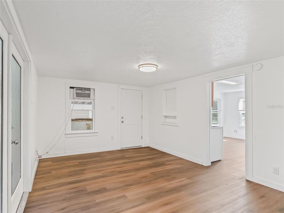 Active With Contract: $79,900 (1 beds, 1 baths, 672 Square Feet)