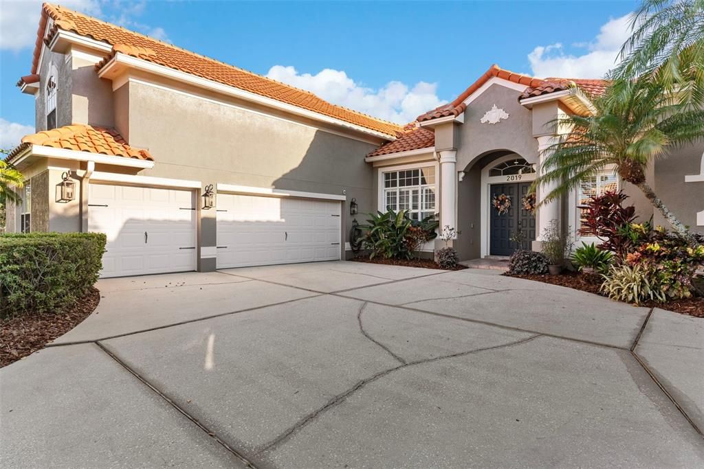 Под контрактом: $875,000 (5 спален, 5 ванн, 3277 Квадратных фут)