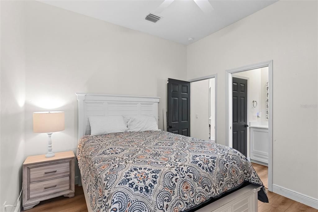 Под контрактом: $875,000 (5 спален, 5 ванн, 3277 Квадратных фут)