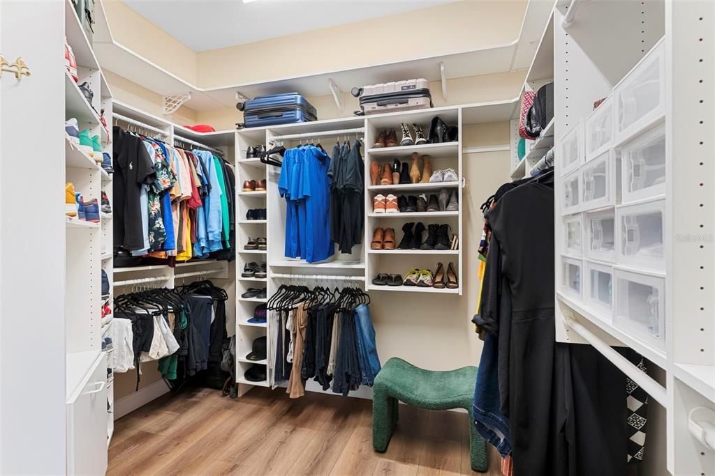 Под контрактом: $875,000 (5 спален, 5 ванн, 3277 Квадратных фут)