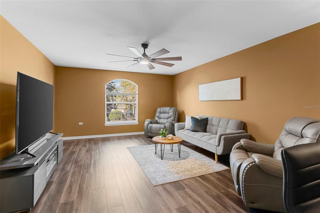 Под контрактом: $875,000 (5 спален, 5 ванн, 3277 Квадратных фут)