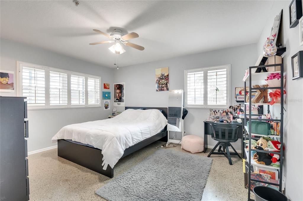 Activo con contrato: $390,000 (3 camas, 2 baños, 1431 Pies cuadrados)