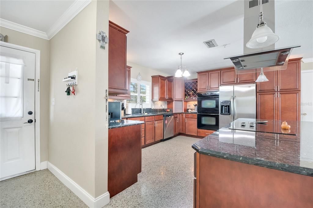 Activo con contrato: $390,000 (3 camas, 2 baños, 1431 Pies cuadrados)