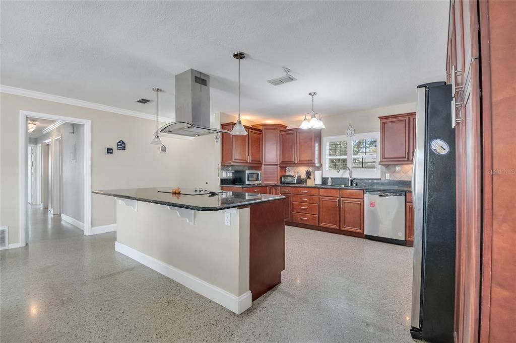 Activo con contrato: $390,000 (3 camas, 2 baños, 1431 Pies cuadrados)