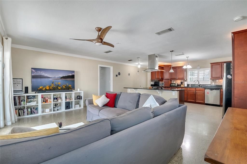 Activo con contrato: $390,000 (3 camas, 2 baños, 1431 Pies cuadrados)