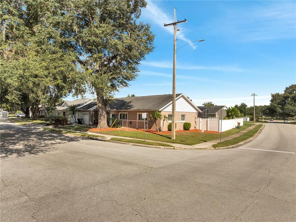 Activo con contrato: $390,000 (3 camas, 2 baños, 1431 Pies cuadrados)