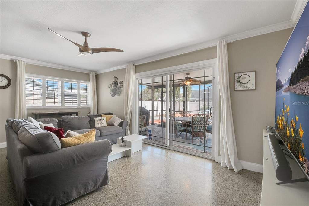 Activo con contrato: $390,000 (3 camas, 2 baños, 1431 Pies cuadrados)