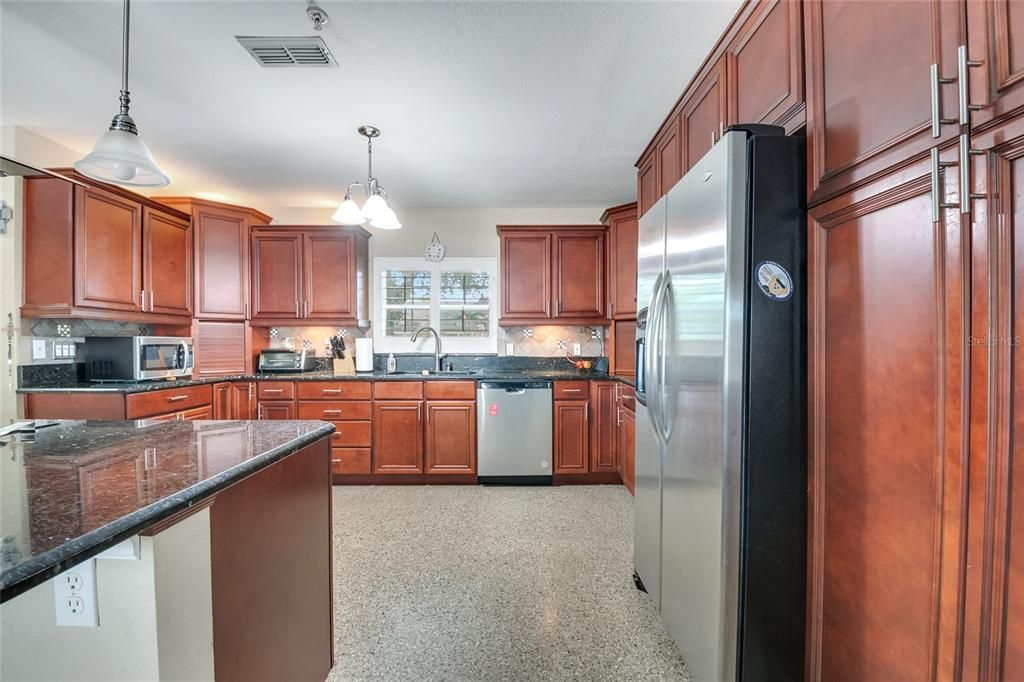 Activo con contrato: $390,000 (3 camas, 2 baños, 1431 Pies cuadrados)