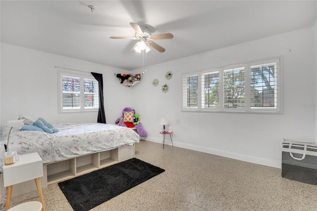 Activo con contrato: $390,000 (3 camas, 2 baños, 1431 Pies cuadrados)