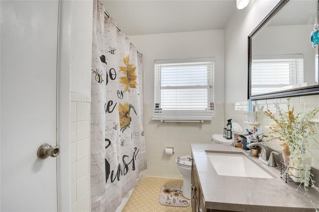 Activo con contrato: $390,000 (3 camas, 2 baños, 1431 Pies cuadrados)