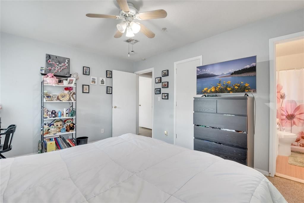 Activo con contrato: $390,000 (3 camas, 2 baños, 1431 Pies cuadrados)