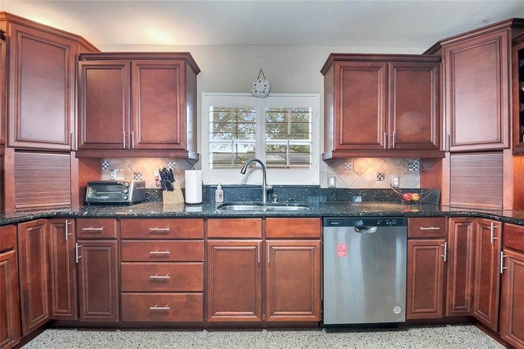 Activo con contrato: $390,000 (3 camas, 2 baños, 1431 Pies cuadrados)