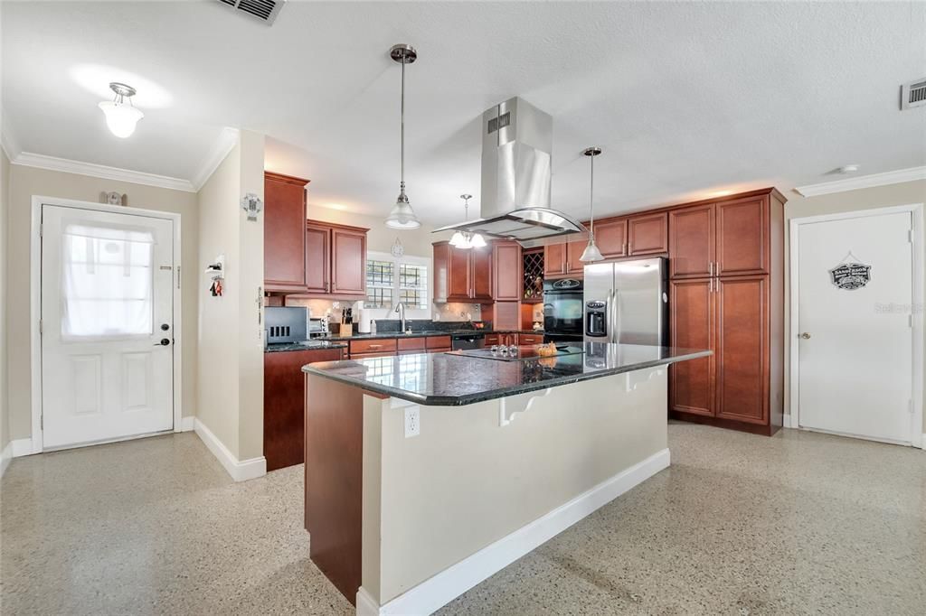 Activo con contrato: $390,000 (3 camas, 2 baños, 1431 Pies cuadrados)