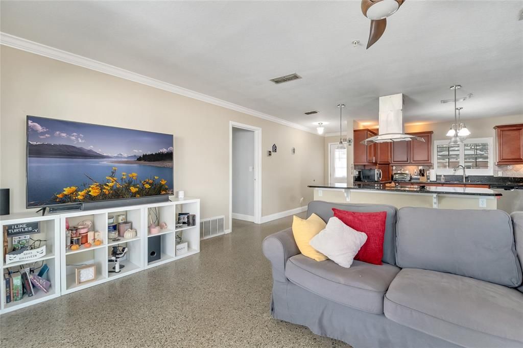 Activo con contrato: $390,000 (3 camas, 2 baños, 1431 Pies cuadrados)