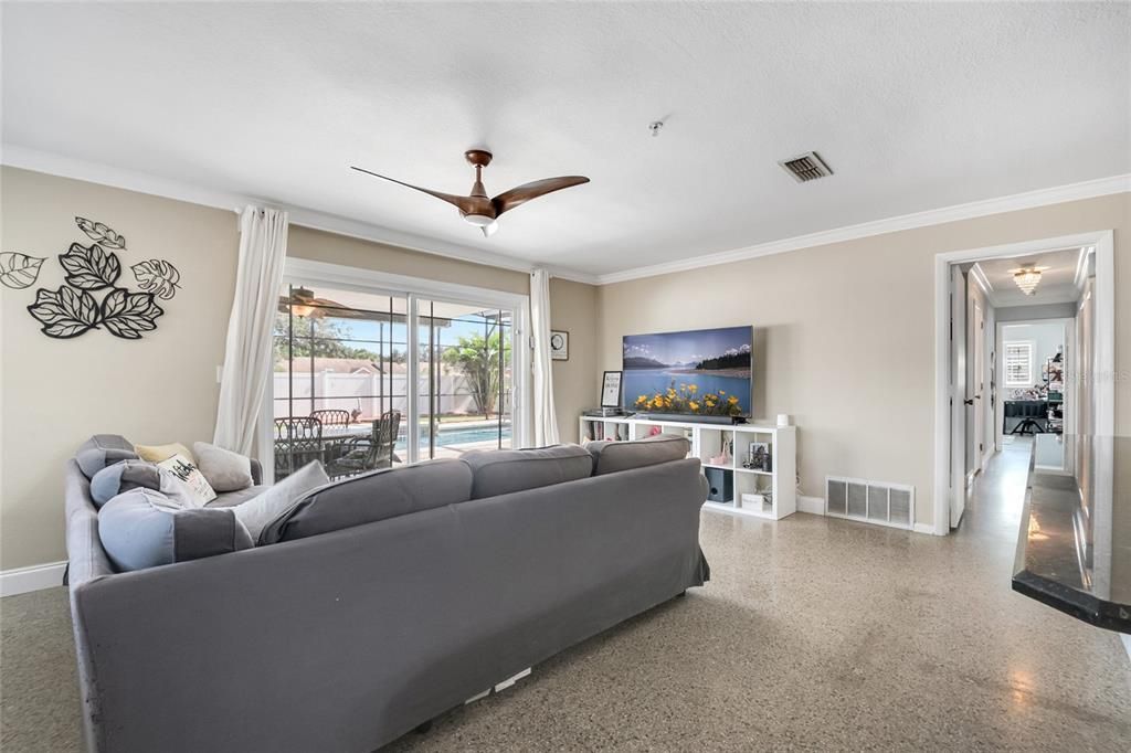 Activo con contrato: $390,000 (3 camas, 2 baños, 1431 Pies cuadrados)