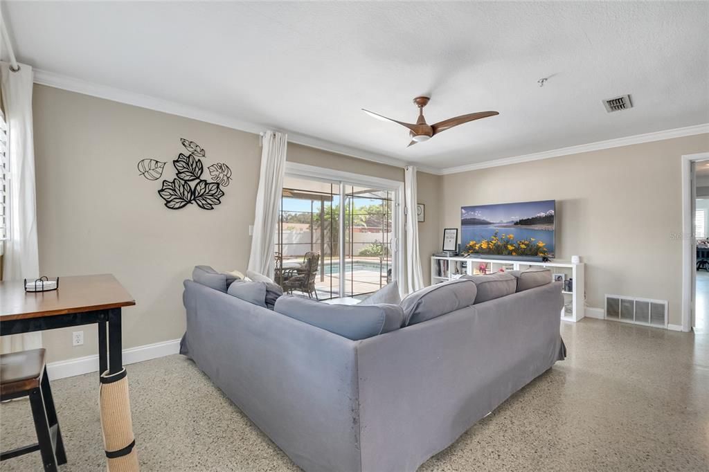 Activo con contrato: $390,000 (3 camas, 2 baños, 1431 Pies cuadrados)