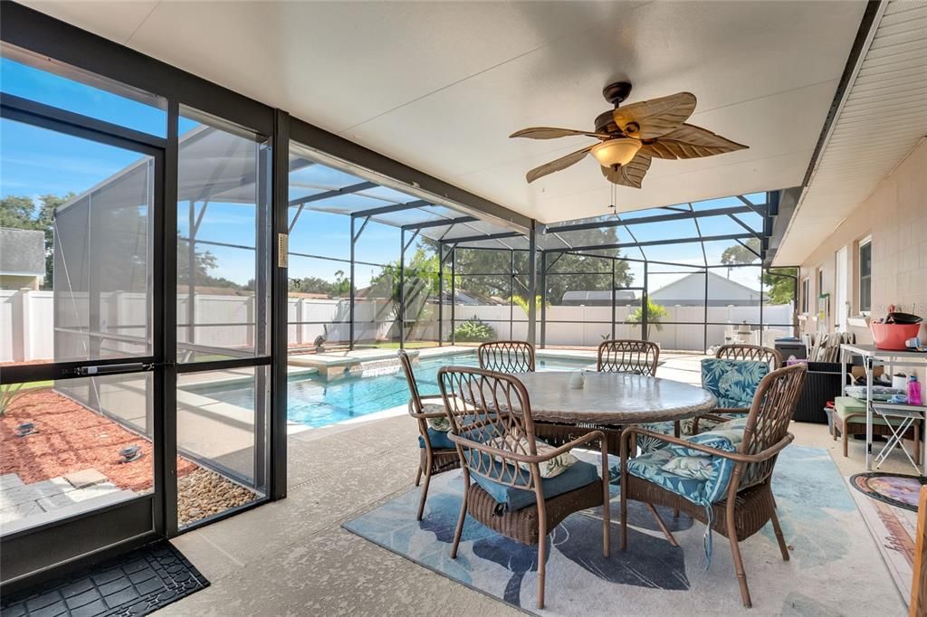 Activo con contrato: $390,000 (3 camas, 2 baños, 1431 Pies cuadrados)