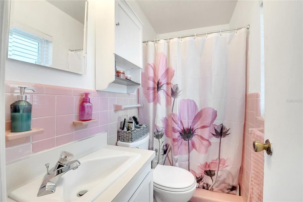 Activo con contrato: $390,000 (3 camas, 2 baños, 1431 Pies cuadrados)