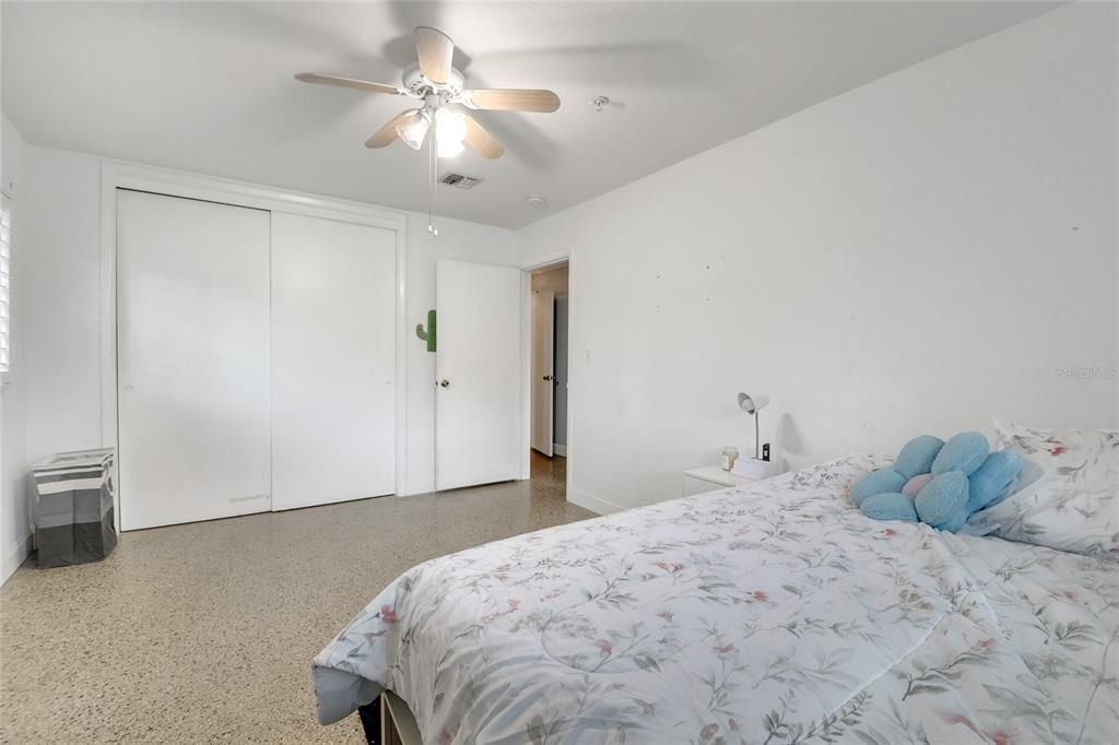 Activo con contrato: $390,000 (3 camas, 2 baños, 1431 Pies cuadrados)