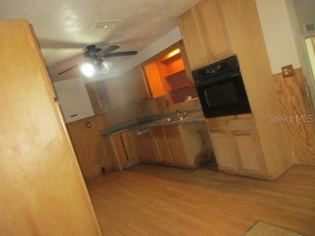 合同活跃: $235,000 (3 贝兹, 1 浴室, 1488 平方英尺)