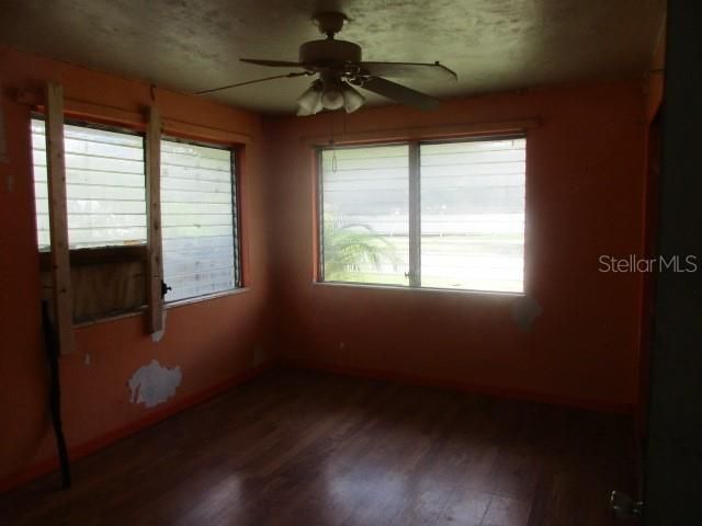 合同活跃: $235,000 (3 贝兹, 1 浴室, 1488 平方英尺)