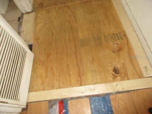 合同活跃: $235,000 (3 贝兹, 1 浴室, 1488 平方英尺)