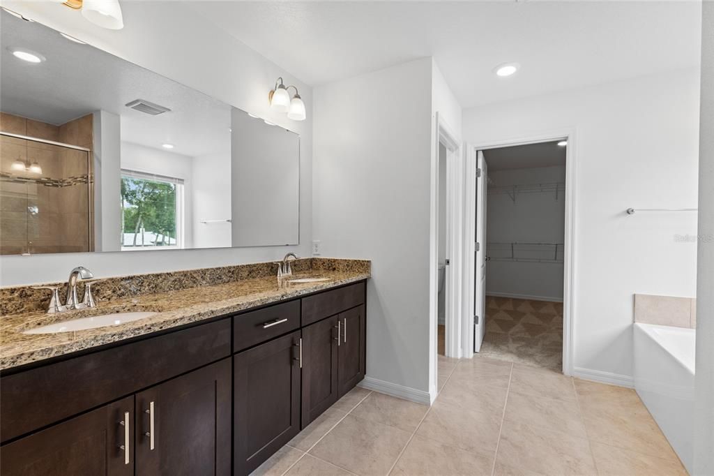 出租: $3,250 (6 贝兹, 4 浴室, 3147 平方英尺)