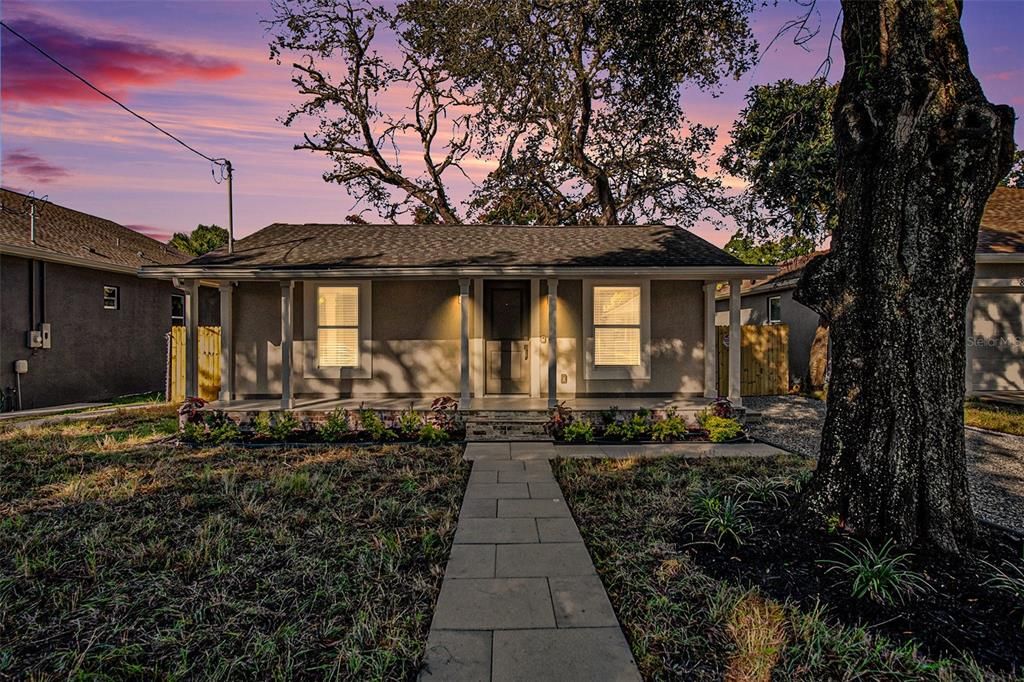 合同活跃: $285,000 (3 贝兹, 1 浴室, 991 平方英尺)