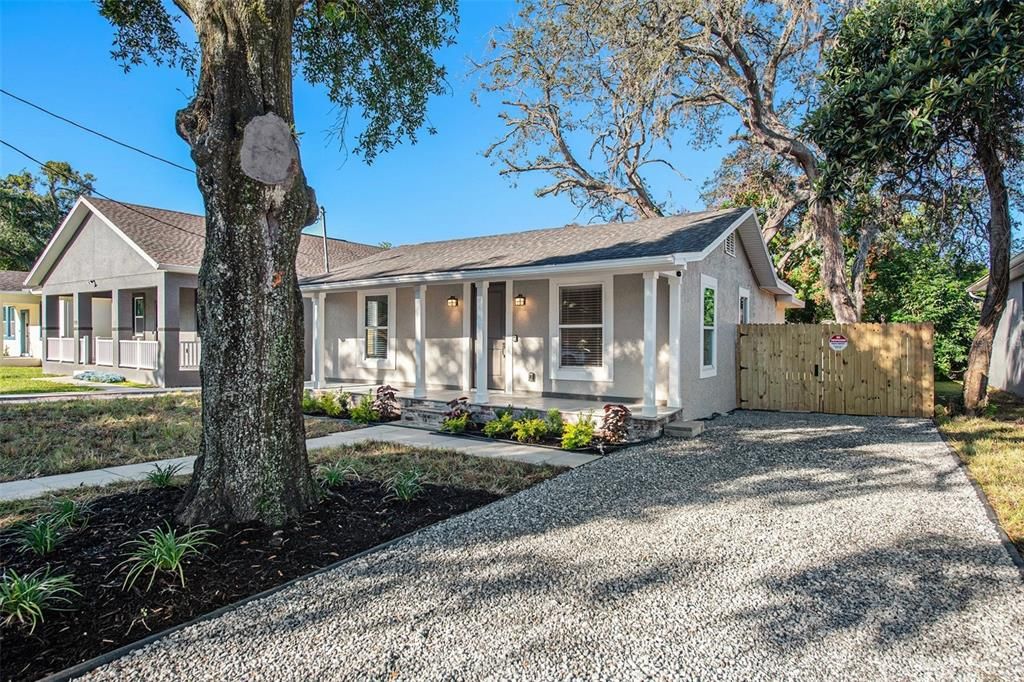 合同活跃: $285,000 (3 贝兹, 1 浴室, 991 平方英尺)