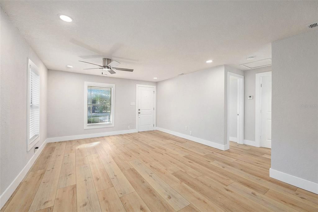 合同活跃: $285,000 (3 贝兹, 1 浴室, 991 平方英尺)