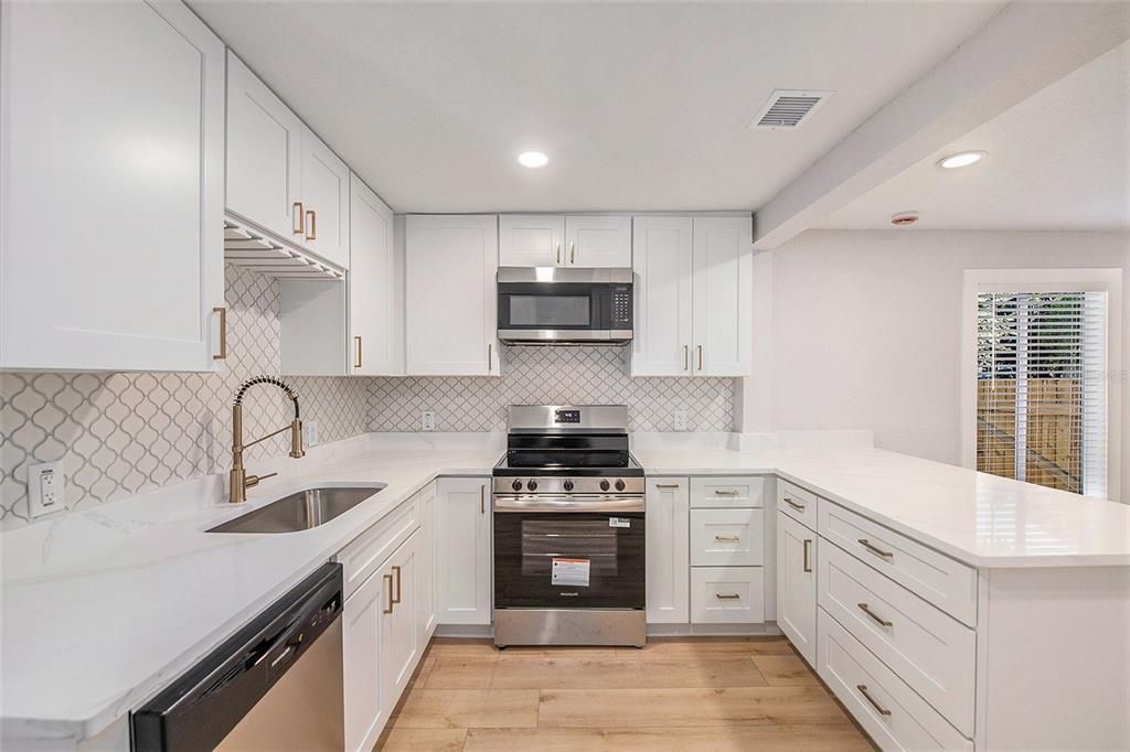 合同活跃: $285,000 (3 贝兹, 1 浴室, 991 平方英尺)