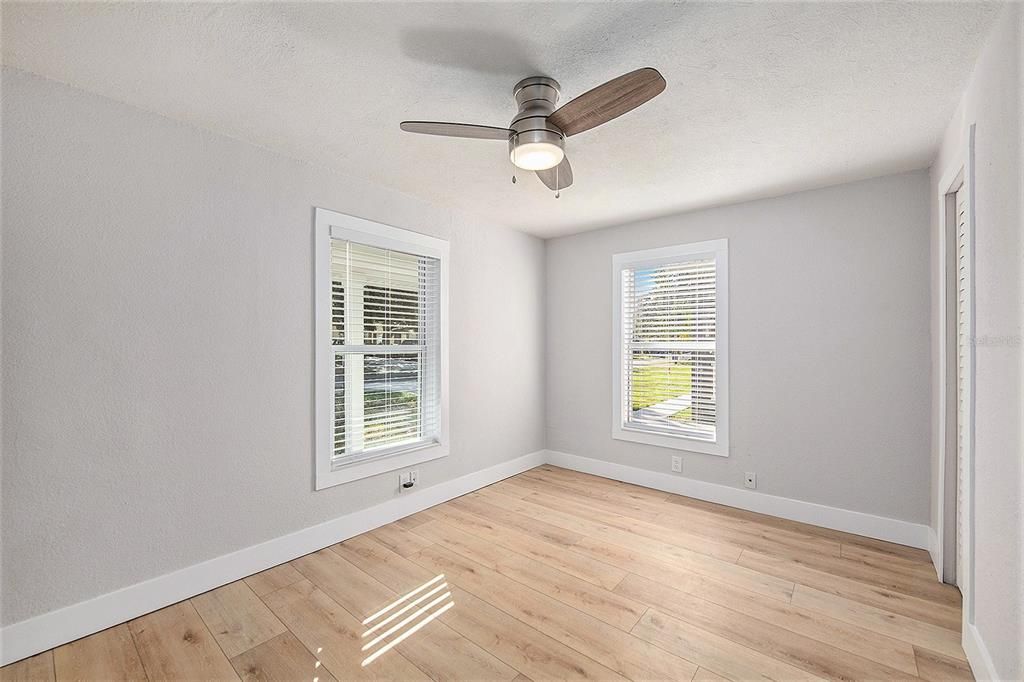 合同活跃: $285,000 (3 贝兹, 1 浴室, 991 平方英尺)