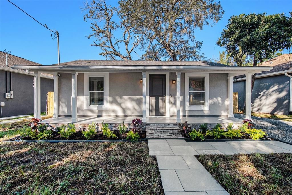 合同活跃: $285,000 (3 贝兹, 1 浴室, 991 平方英尺)