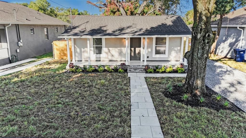 合同活跃: $285,000 (3 贝兹, 1 浴室, 991 平方英尺)