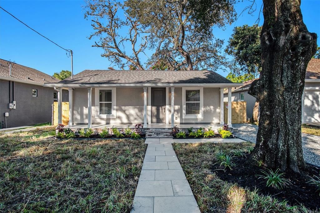 合同活跃: $285,000 (3 贝兹, 1 浴室, 991 平方英尺)