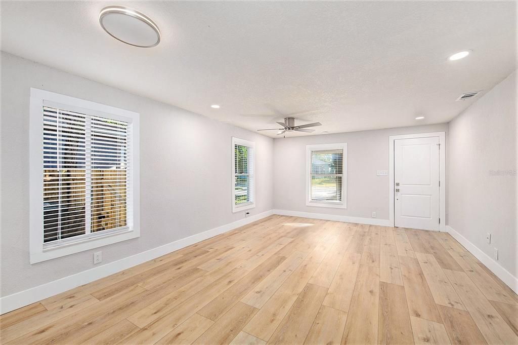 合同活跃: $285,000 (3 贝兹, 1 浴室, 991 平方英尺)