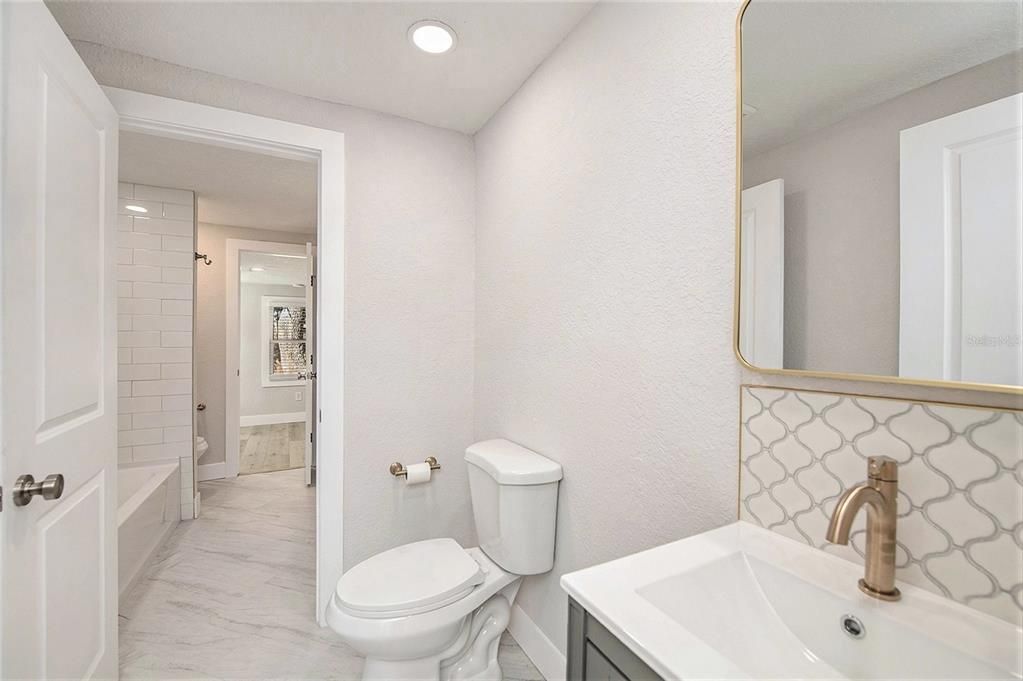 合同活跃: $285,000 (3 贝兹, 1 浴室, 991 平方英尺)