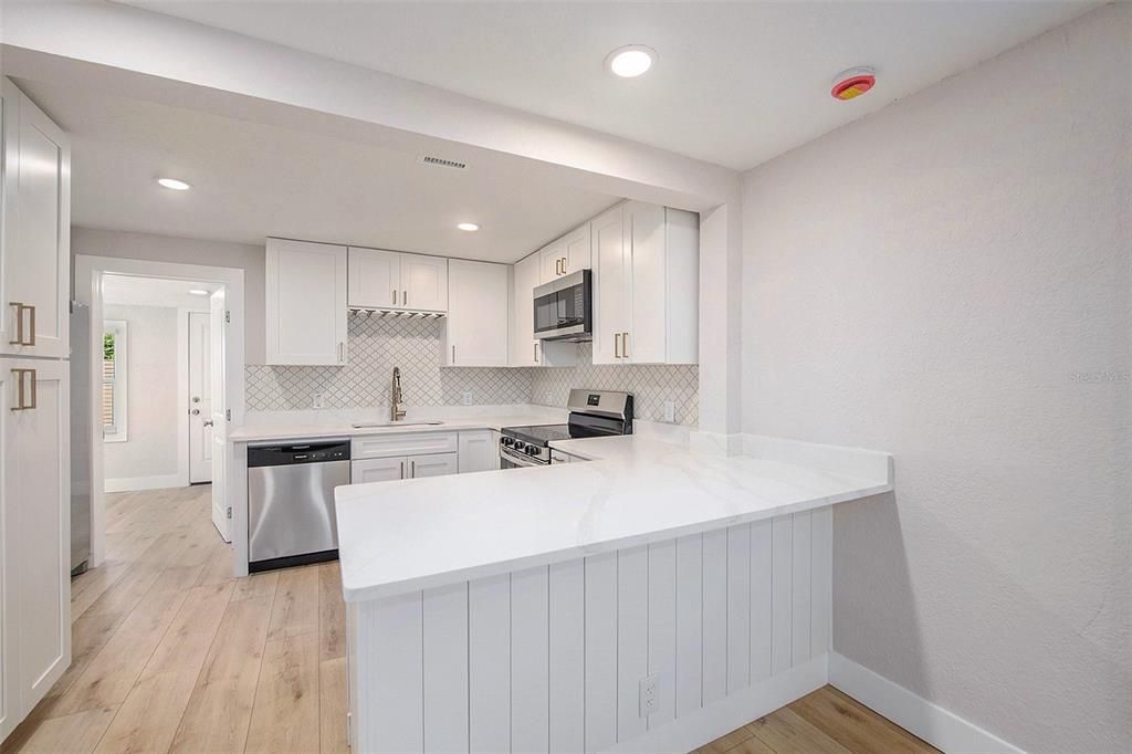 合同活跃: $285,000 (3 贝兹, 1 浴室, 991 平方英尺)