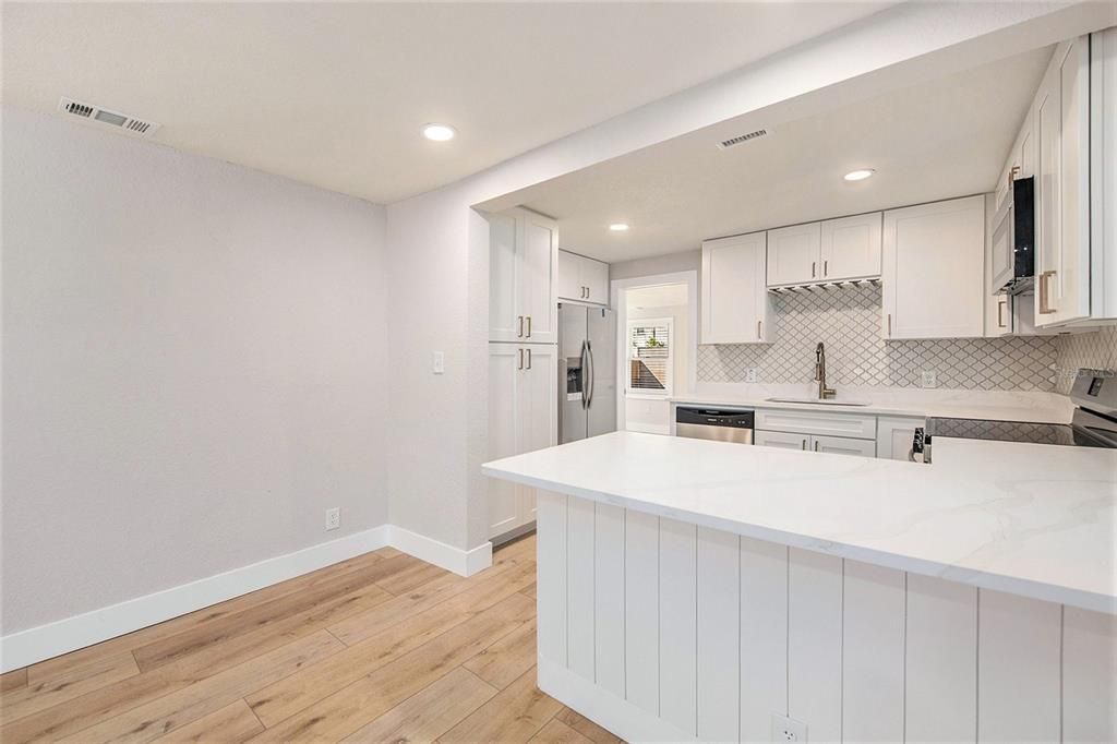 合同活跃: $285,000 (3 贝兹, 1 浴室, 991 平方英尺)