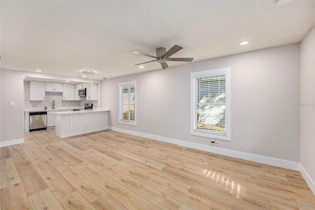 合同活跃: $285,000 (3 贝兹, 1 浴室, 991 平方英尺)