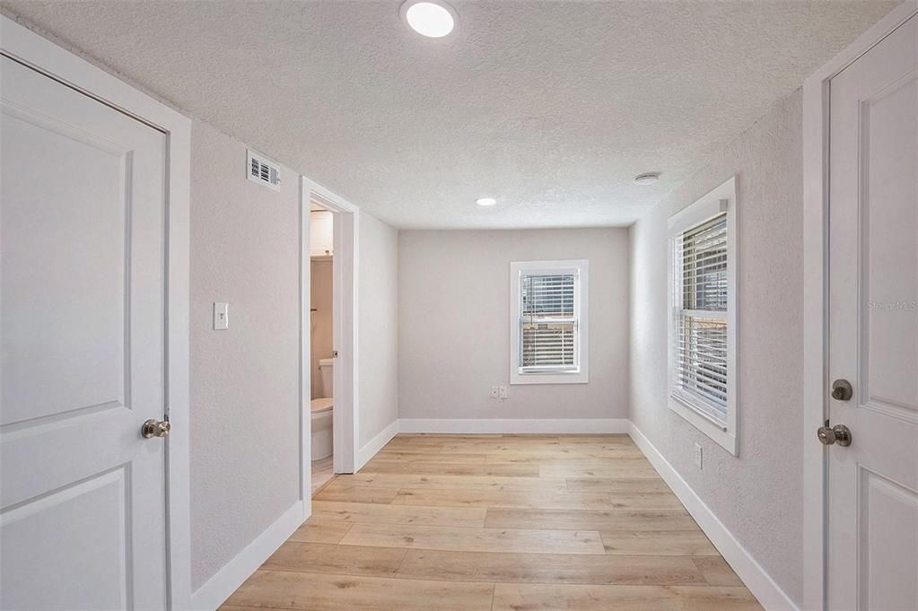 合同活跃: $285,000 (3 贝兹, 1 浴室, 991 平方英尺)