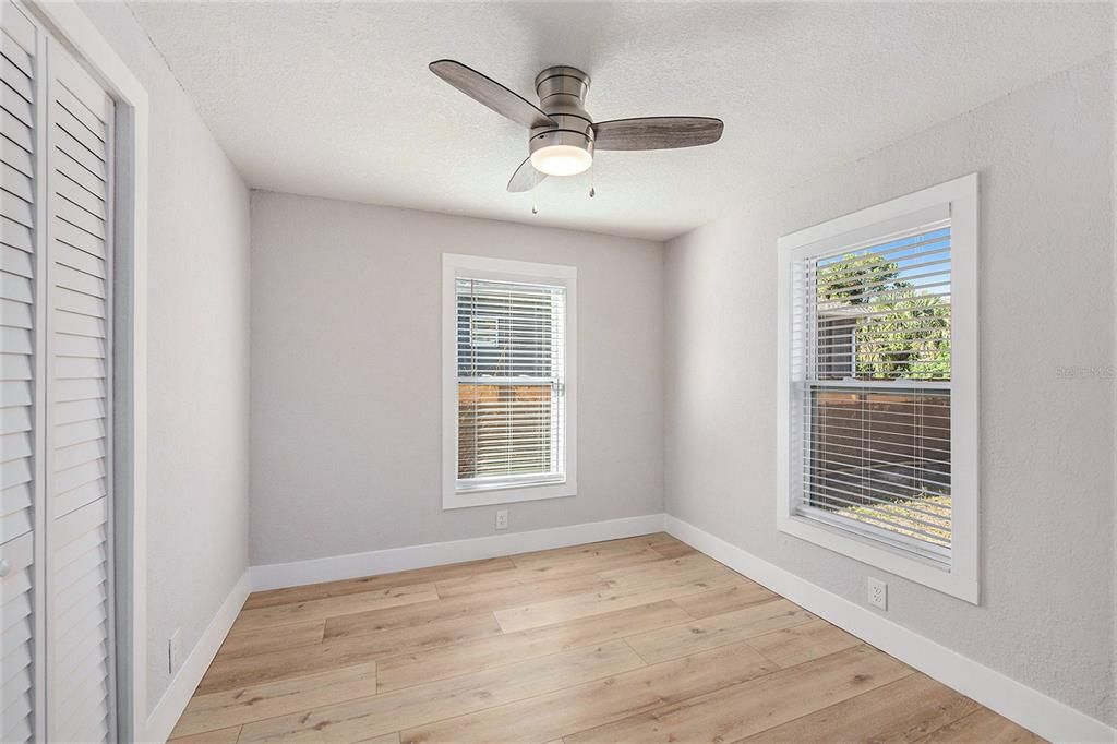 合同活跃: $285,000 (3 贝兹, 1 浴室, 991 平方英尺)