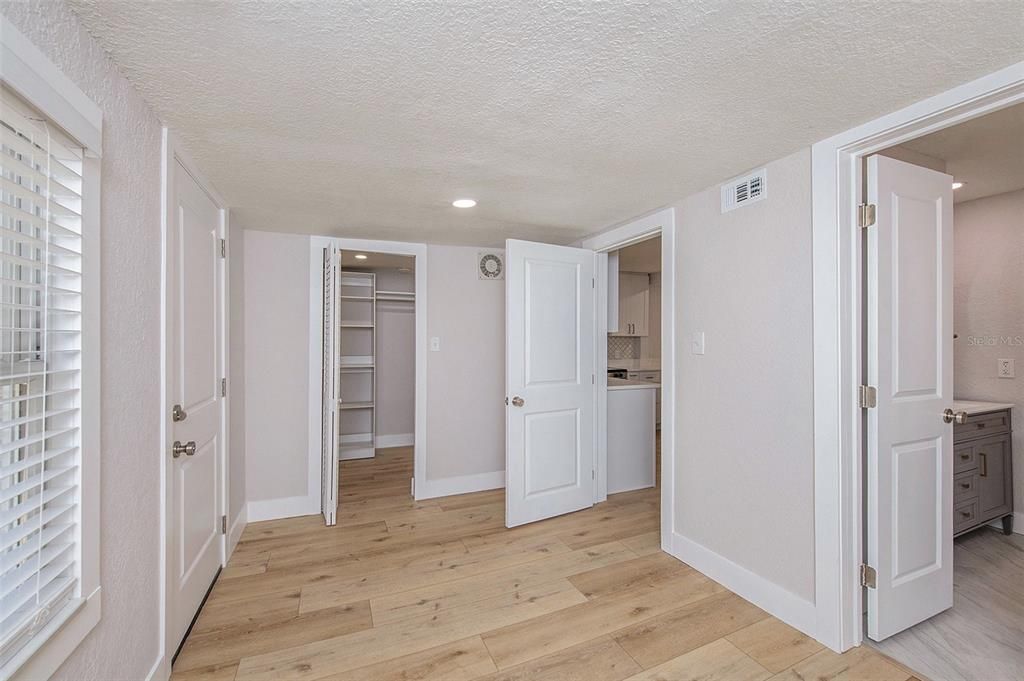 合同活跃: $285,000 (3 贝兹, 1 浴室, 991 平方英尺)