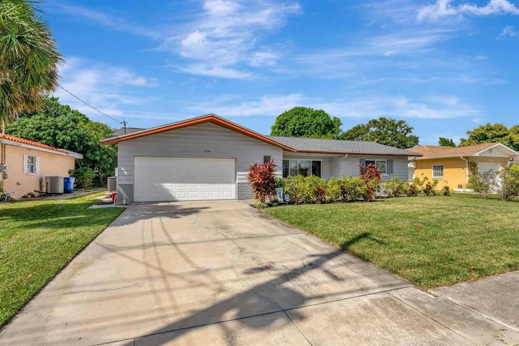 Active With Contract: $609,000 (3 beds, 2 baths, 1980 Square Feet)