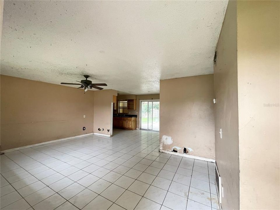 For Sale: $252,000 (4 beds, 3 baths, 1086 Square Feet)