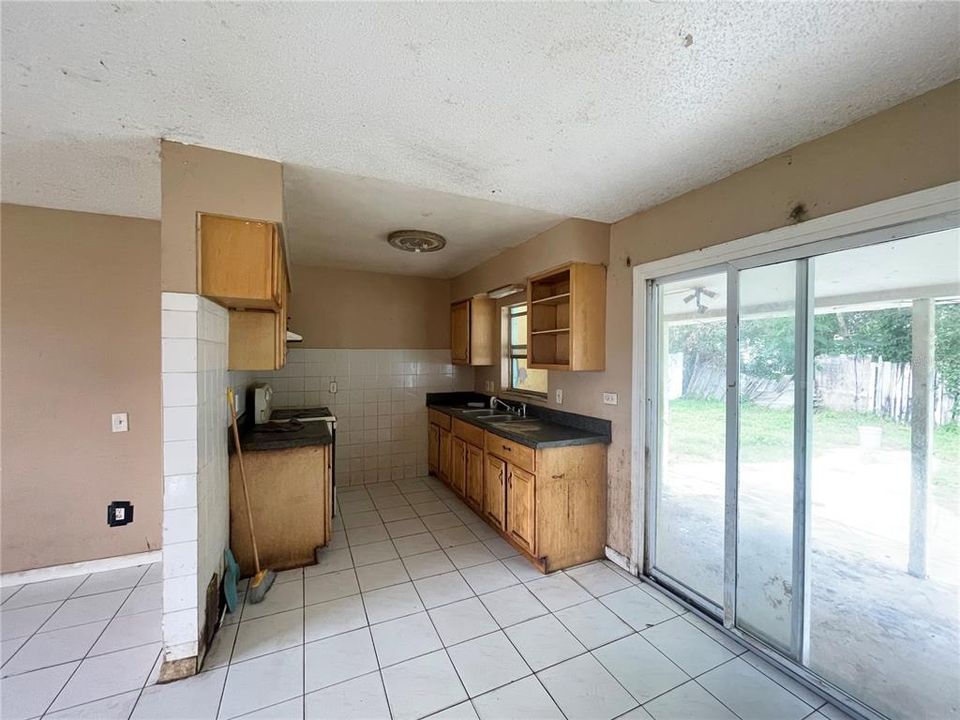 For Sale: $252,000 (4 beds, 3 baths, 1086 Square Feet)