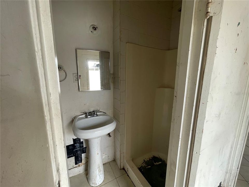 For Sale: $252,000 (4 beds, 3 baths, 1086 Square Feet)