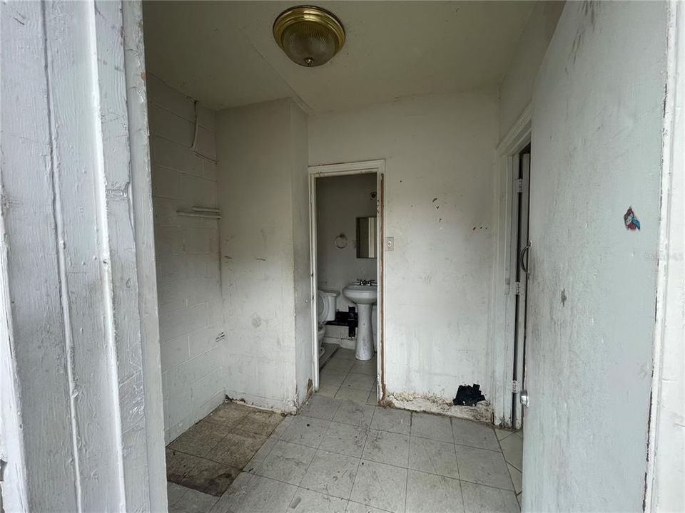 For Sale: $252,000 (4 beds, 3 baths, 1086 Square Feet)