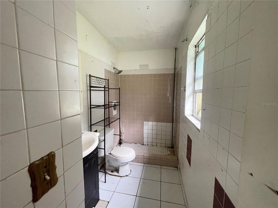 For Sale: $252,000 (4 beds, 3 baths, 1086 Square Feet)